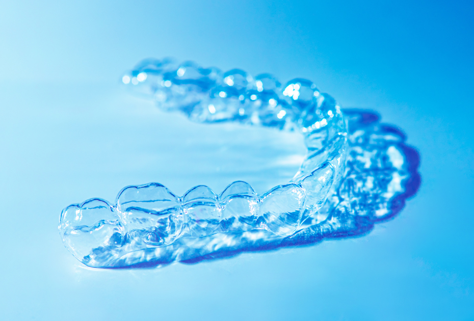 Clear aligners tray on blue background representing clear aligners payment plans Europe.